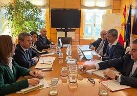 Los transportistas arrancan a Puente un real decreto con medidas específicas para el sector
