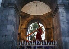 La Semana Santa corta el tráfico de Santa Cruz de Tenerife y obliga a cambios en guaguas y tranvía