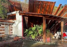 La Bodega Frontón de Oro de San Mateo resultó inundada por el barro