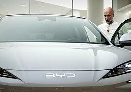 Guardiola elige un coche eléctrico de alto rendimiento para moverse en Barcelona