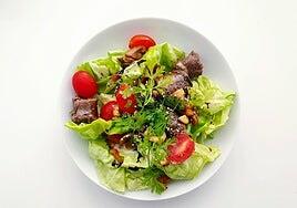 ¿Aliñas bien tu ensalada? Te contamos cómo hacerlo correctamente y 11 aliños para salir de la rutina