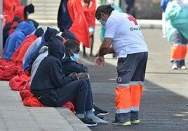 De 888 a 313: la llegada de menores migrantes solos a Canarias cae un 65% entre enero y marzo