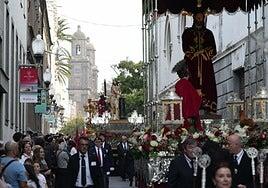 Las Mantillas y la Magna Interparroquial toman la calle en Vegueta y Triana