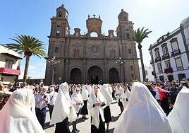 La procesión de Las Mantillas recorre el casco histórico de Vegueta