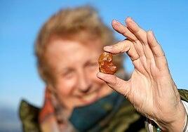 Encuentran una piedra de sílex de 42.000 años en una playa de Málaga