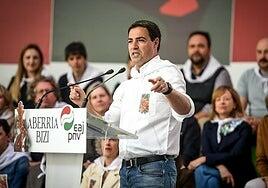 «Sacaron a Franco de su tumba, ¿y no son capaces de traer un cuadro de Madrid a Euskadi?», clama Pradales a Sánchez