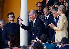 Juan Carlos I reaparece entre aplausos en La Maestranza tras la desclasificación del 23-F