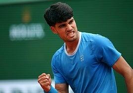 Alcaraz arrasa en su estreno en tierra batida