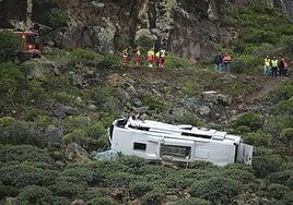 Un fallecido y 27 heridos al despeñarse una guagua turística en La Gomera