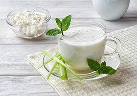 Kéfir, el lácteo de moda: ¿es mejor que el yogur? ¿cuánto puedo tomar?