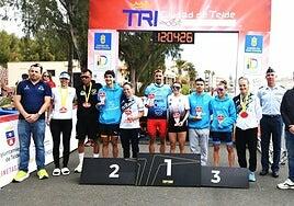 César de León y Mia Leadbeater triunfan en el Triatlón de Salinetas