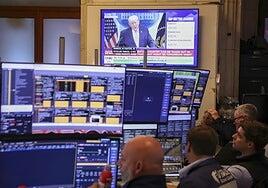 Las Bolsas caen y el crudo sube por el bloqueo de Trump del estrecho de Ormuz