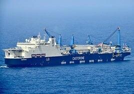 El megabuque de tuberías submarinas atraca en Gran Canaria y el Puerto de Las Palmas declara el 100% de ocupación