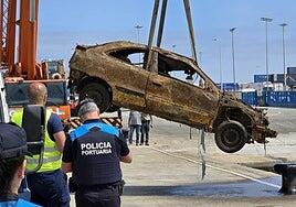 Rescatan en el Puerto de Las Palmas un coche que cayó al mar hace un año, cuando estaba embarcando
