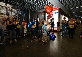 Sonrisas, globos y emoción en el Aeropuerto de Gran Canaria: Elías vuelve a casa tras su trasplante