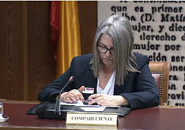 A la tercera fue la vencida: la mujer de Cerdán comparece en el Senado pero solo para mirar su móvil