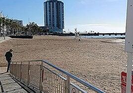 Arrecife adjudica la vigilancia en la playa de El Reducto para dos años