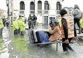 El incierto futuro de Venecia: ¿sacrificar su laguna o rodear la ciudad con muros de 6 metros?