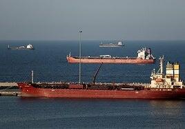 Irán abre «completamente» Ormuz mientras dure el alto el fuego pero Trump mantiene el bloqueo a los barcos persas