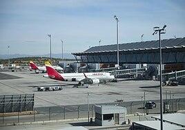 Las aerolíneas comienzan a suspender vuelos en Europa ante el temor por el suministro