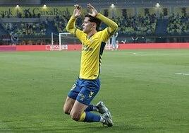 El nervio de Pedrola y la calidad de Fuster devuelven a la UD al playoff