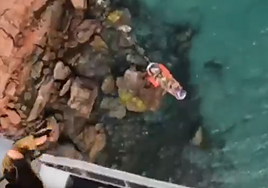 Rescatan a un pescador con problemas de salud en una zona de díficil acceso en la Playa del Burrero, Ingenio