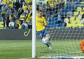 Cara y cruz de los fichajes invernales en la UD: Miyashiro y Pedrola vuelan, Iker y Benedetti decepcionan