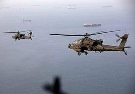 Helicópteros de combate Apache de EE UU sobrevuelan Ormuz