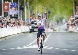 Paula Blasi gana la Amstel Gold Race tras inscribirse a última hora