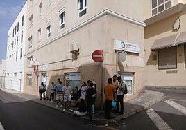 Asesorías y ayuntamientos concentran las colas el primer día de regularización de migrantes