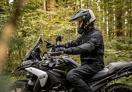 10 productos de equipamiento motorista Adventure para protegerte más allá del asfalto
