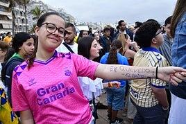 Quevedo ilumina el cielo de Las Canteras y desata la locura entre sus fans