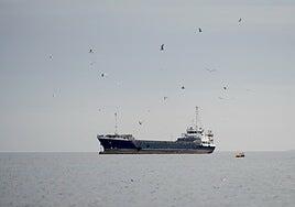 Trump anuncia más negociaciones después de que Irán ataque varios barcos en Ormuz