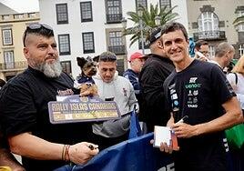La Plaza de Santa Ana vibra con la presencia de las estrellas del Rally Islas Canarias en la firma de autógrafos