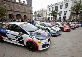 Firma de autógrafos de pilotos del rally islas Canarias en la Plaza de Santa Ana, en imágenes