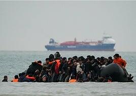 El Reino Unido pagará a Francia 770 millones para frenar la inmigración en el Canal de la Mancha