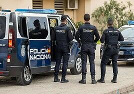 Tres encapuchados asaltan un chalet en Telde, golpean al padre y retienen a su pareja bajo amenaza con un cuchillo