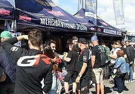 El parque de asistencia, el corazón del Rally Islas Canarias: «Es una locura, no paramos de vender»