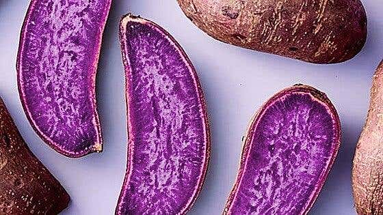 El tubérculo morado que triunfa en redes y amenaza con quitarle el puesto al matcha