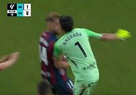 Bochornosa tangana en el derbi aragonés, con puñetazo incluido