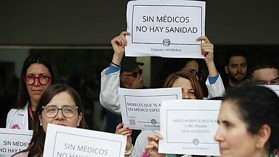 La huelga médica arranca a medio gas y reabre la negociación en Canarias