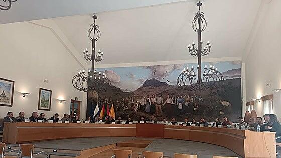 Un nuevo informe paraliza el pase a no adscritos del alcalde y cinco ediles de Santa Lucía