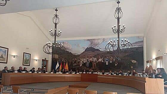 Un nuevo informe paraliza el pase a no adscritos del alcalde y cinco ediles de Santa Lucía