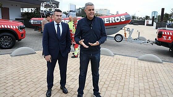 Embarcación y vehículos de estreno para los bomberos