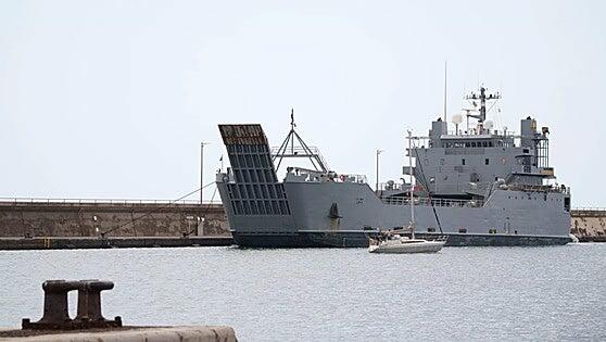 Hasta 15 tanques y 900 toneladas de carga: así es el buque militar estadounidense atracado en un puerto de Canarias