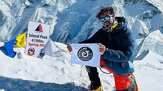 El alpinista canario Mandy Placeres completa el ascenso al Imja Tse antes del Everest