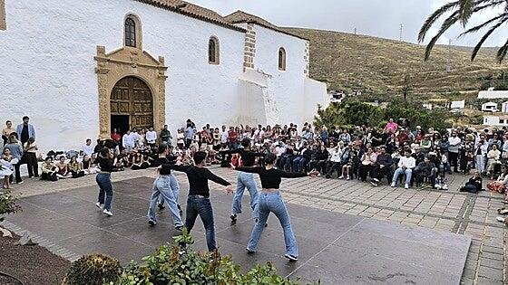 La danza se celebra en la plaza de Santa María de Betancuria
