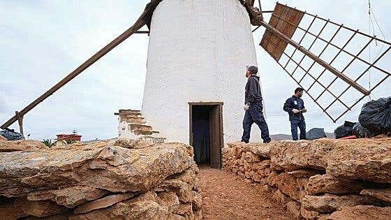 Memoria Viva, el plan de empleo que rehabilita molinos, faros y hornos de cal de Fuerteventura