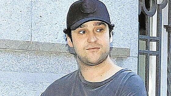 Froilán, romántico paseo por El Retiro con una joven morena