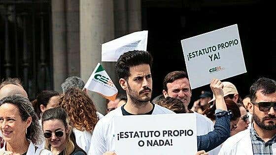 La huelga de médicos  toma ritmo: Sanidad cifra la participación en un 13,7% y los convocantes, en un 59%